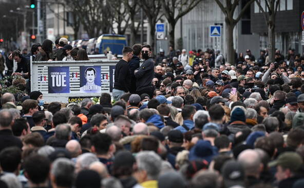 Marche pour Quentin Deranque: Macron lance un appel au calme