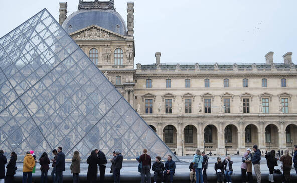 La présidente du Louvre a remis sa démission