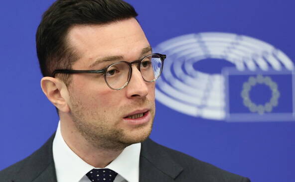 Bardella accuse Mélenchon de « relents fascistes »