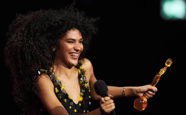 La pop-soul star britannique Olivia Dean triomphe aux Brit Awards