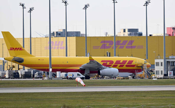 DHL confronté à des restrictions aériennes et maritimes