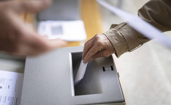 Plan d'économies: la gauche risque d'être divisée sur un référendum