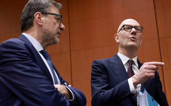 Pétrole: le G7 prêt à puiser dans les stocks stratégiques