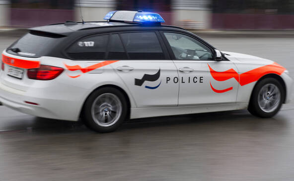 Un car postal a pris feu à Chiètres (FR), des blessés