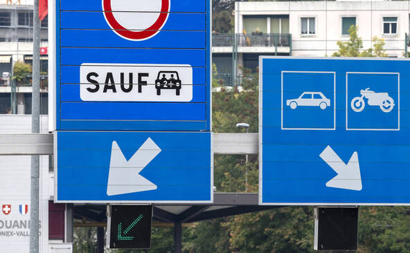 Une voie de covoiturage côté français à la douane de Bardonnex