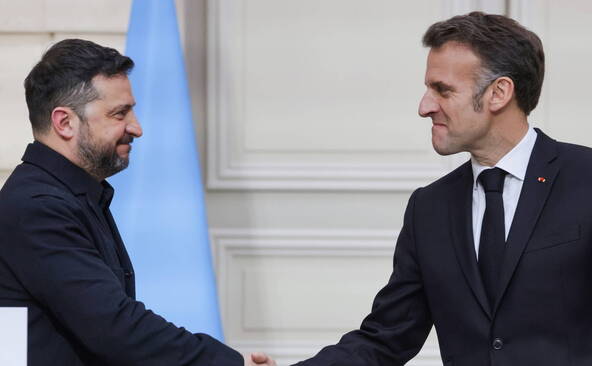 Macron, avec Zelensky, promet que la Russie n'aura pas de répit
