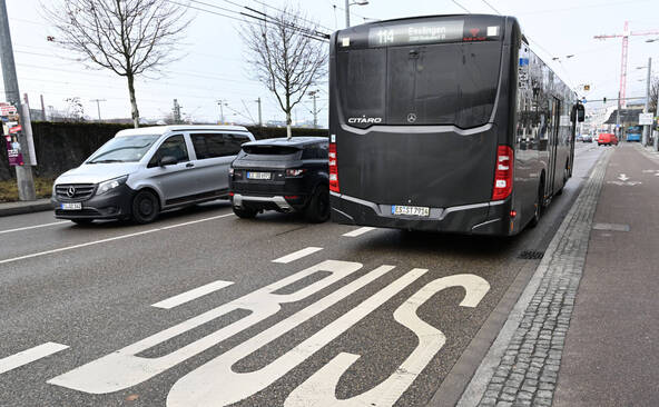 Un adolescent conduit sa petite amie à l'école dans un bus volé
