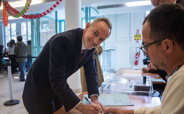 Municipales en France: suspense généralisé au second tour