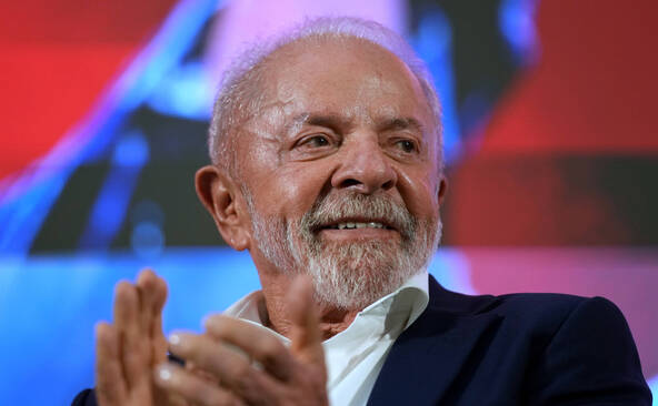 Le Brésil dévoile son premier avion de chasse fabriqué sur place