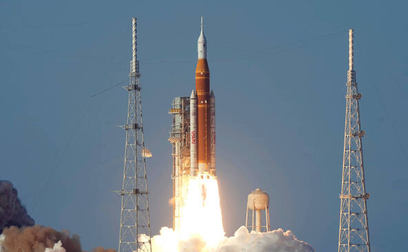 La fusée emmenant des astronautes autour de la Lune a décollé