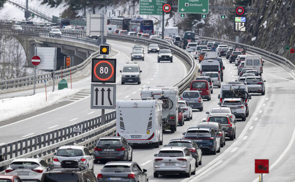 Au moins 10 km de bouchons pascals devant le tunnel du Gothard