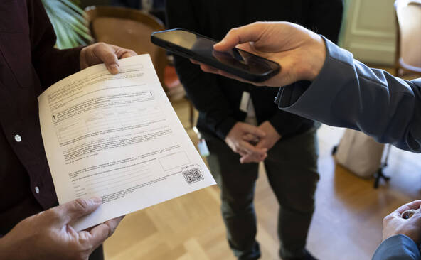 Fausses signatures: la Confédération a bien agi, mais trop tard