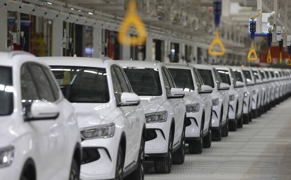 Voitures électriques: les exportations chinoises doublent sur un an