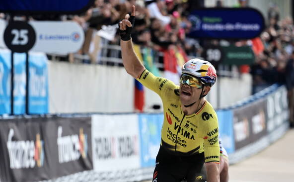 Wout van Aert plus fort que Pogacar sur les pavés