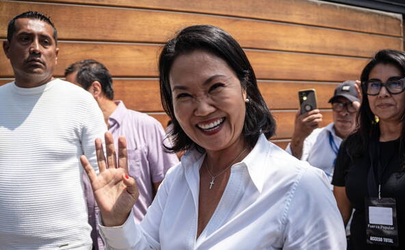 Pérou: Fujimori en tête, des bureaux rouvrent lundi après des ratés