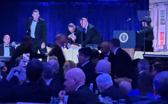 Trump évacué après des tirs à un dîner auquel il participait