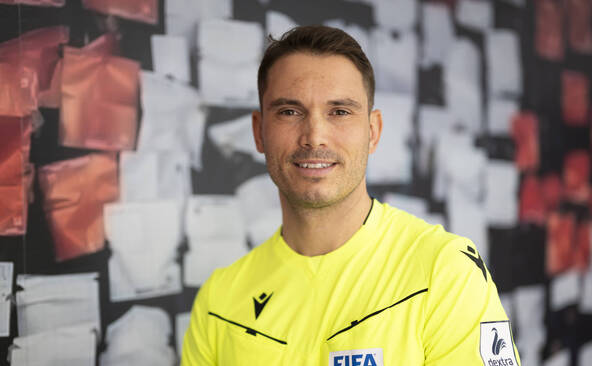 L'arbitre suisse Sandro Schärer au sifflet de PSG - Bayern