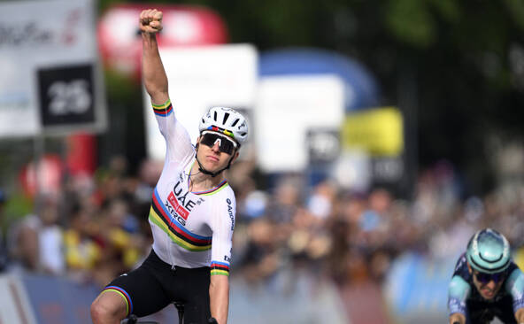 Déjà conquérant, Tadej Pogacar fait coup double