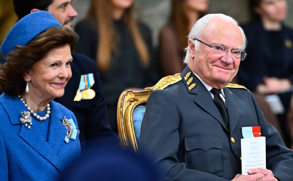 Défilé aérien, banquet, fanfares: le roi de Suède fête ses 80 ans