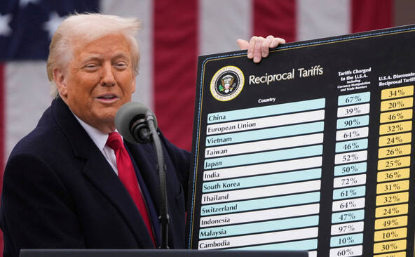 Trump promet une surtaxe de 25% aux voitures importées depuis l'UE
