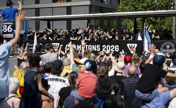 Une foule immense pour fêter le titre de Fribourg-Gottéron
