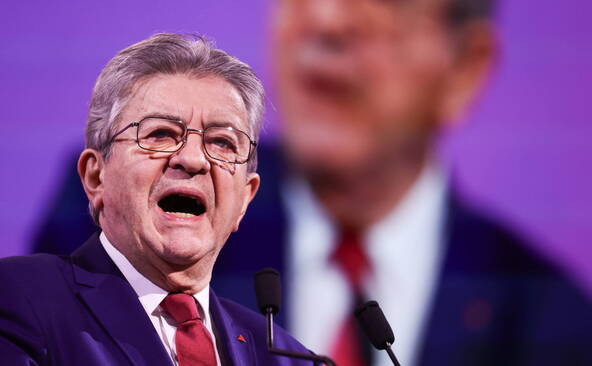 Mélenchon officialise sa candidature à la présidentielle 2027