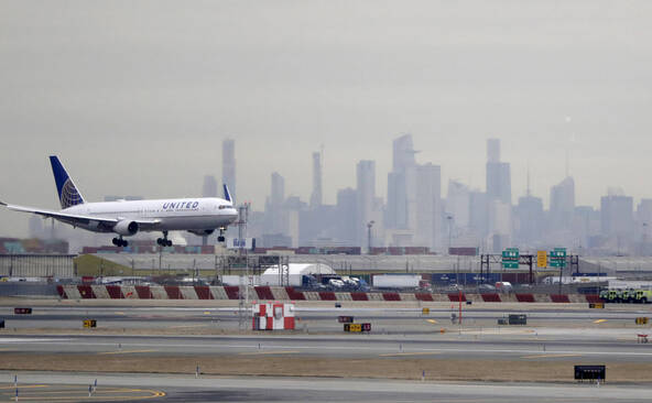 Un avion United Airlines atterrissant à Newark heurte un camion