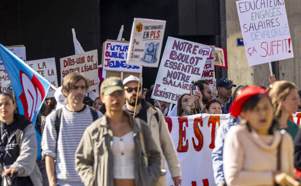 Mesures d'économie: pas loin de 3000 fonctionnaires dans la rue