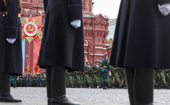 Début du défilé sur la place Rouge à Moscou pour le 9-Mai