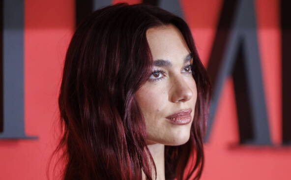 Dua Lipa attaque Samsung pour utilisation indue de son image