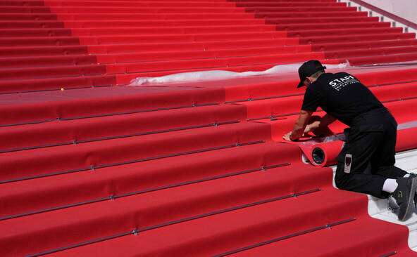 Le festival de Cannes lancé, entre tapis rouge et politique