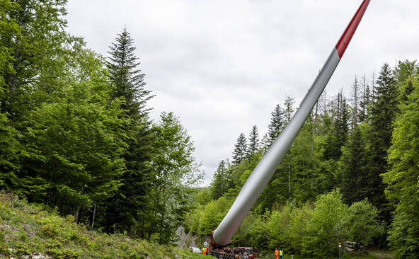Les pales du parc éolien vaudois « Sur Grati » prennent la route