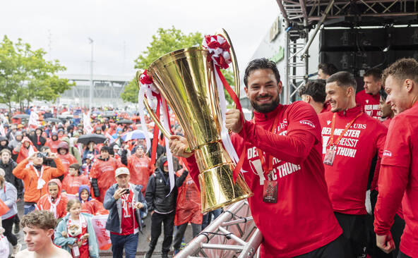 Le FC Thoune célèbre son titre malgré la météo maussade
