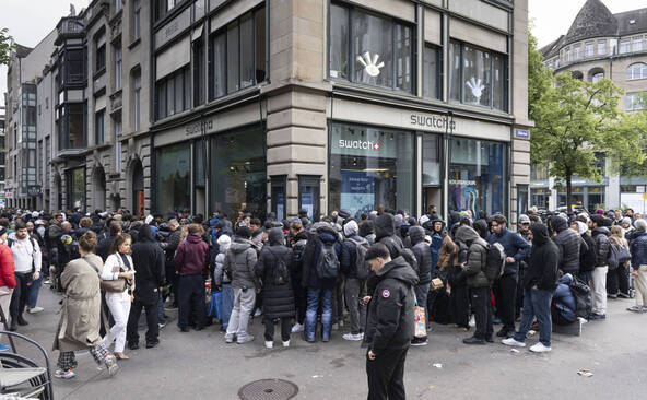 Swatch et Audemars Piguet: des centaines de personnes font la queue