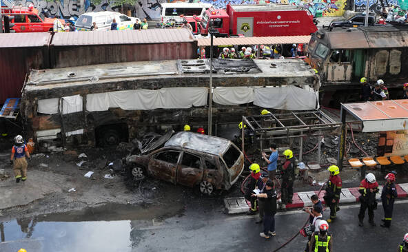 Collision entre un train et un bus à Bangkok: au moins 8 morts