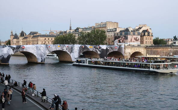 Le Pont Neuf de Paris transformé par l'artiste JR