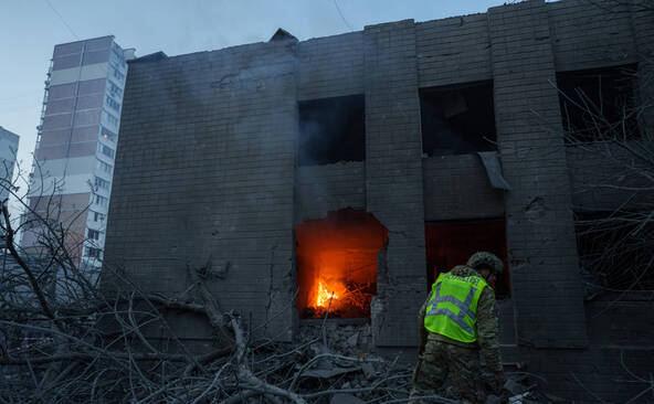 Puissantes explosions à Kiev, visée par des missiles balistiques