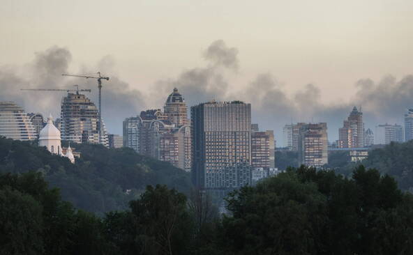 Puissantes explosions à Kiev, visée par des missiles balistiques
