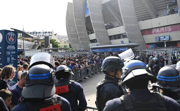 Football: liesse à Paris après le sacre du PSG, où la tension monte