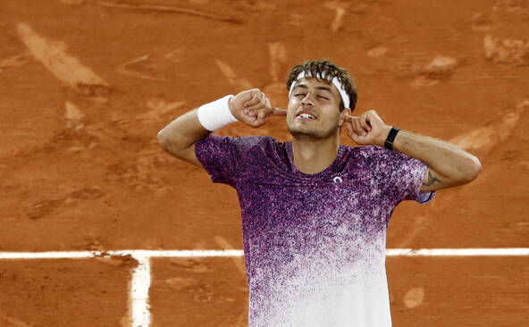 Cobolli bat Auger-Aliassime et file en demi-finale