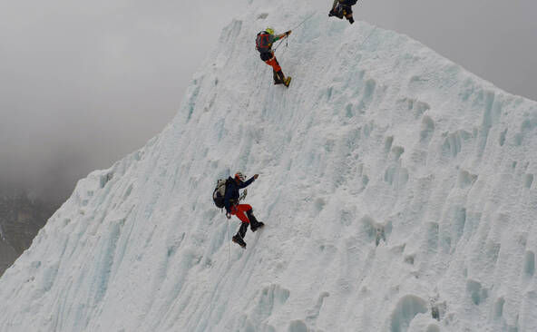 Un grimpeur disparu dans l'Everest retrouvé vivant six jours après