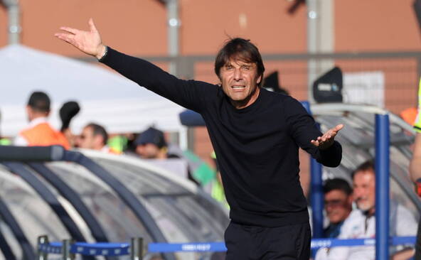 Naples officialise le départ d'Antonio Conte