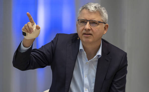 SEF 2026: Roche dénonce un « chantage » des USA et de la Chine