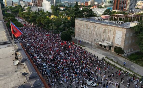 Poursuite des manifestations contre un projet lié à Trump
