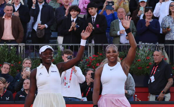 Serena Williams remporte un premier match en double pour son retour