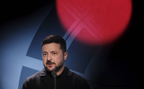 Zelensky participera au G7 mardi, annonce Emmanuel Macron