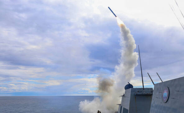L'armée américaine dit mener des « frappes défensives » contre l'Iran