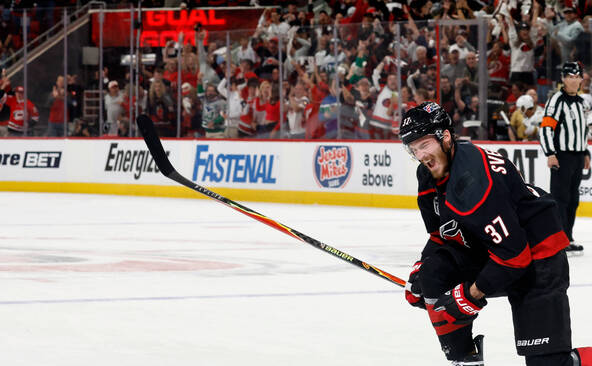 Deux pucks de Coupe Stanley pour les Hurricanes
