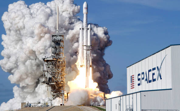 SpaceX lance sa fusée phare Falcon 9 avant son entrée en Bourse