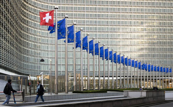 Une courte majorité des Suisses est favorable à un accord avec l'UE